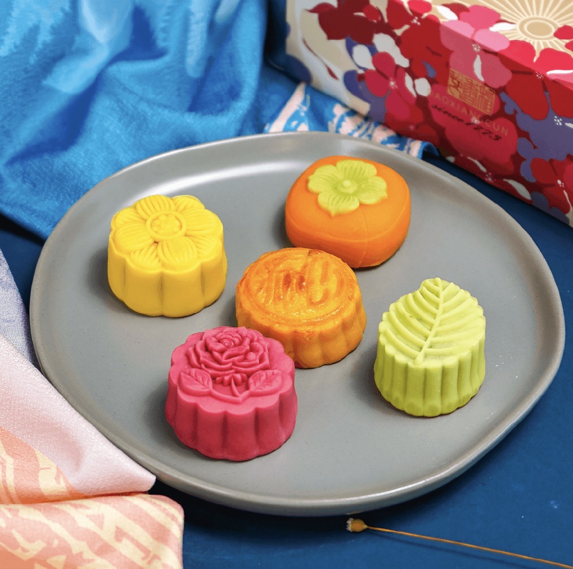 Floral Moon, Gentle Words - Japanese inspired delicacy. Japanese inspired delicacy + contemporary Chinese mooncake. delicate / refined / modern interpretation / Momoyama-style 🥮⛩️🏮

Huā Yuè Nuǎn Yù — A Collection of Momoyama-Style Mooncakes
