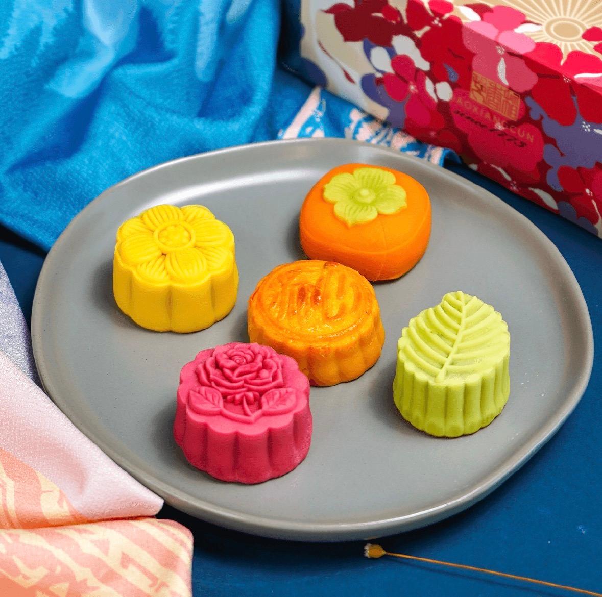 Floral Moon, Gentle Words - Japanese inspired delicacy. Japanese inspired delicacy + contemporary Chinese mooncake. delicate / refined / modern interpretation / Momoyama-style 🥮⛩️🏮
Huā Yuè Nuǎn Yù — A Collection of Momoyama-Style Mooncakes